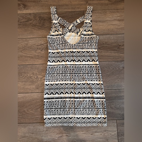 Women’s Black & White Patterned Fitted Sleeveless Dress - Picture 2 of 11